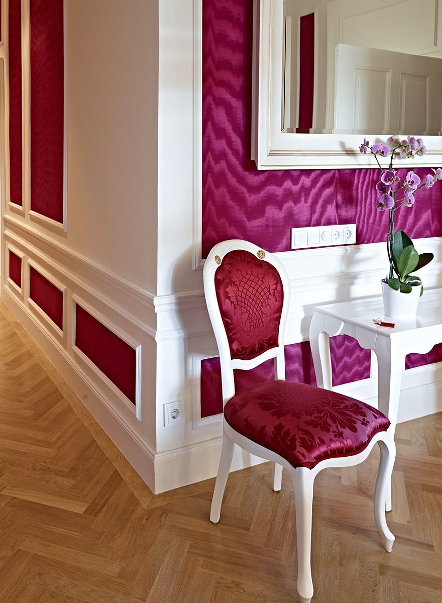 Flur im Hotelzimmer in weißer und pinker Farbgebung