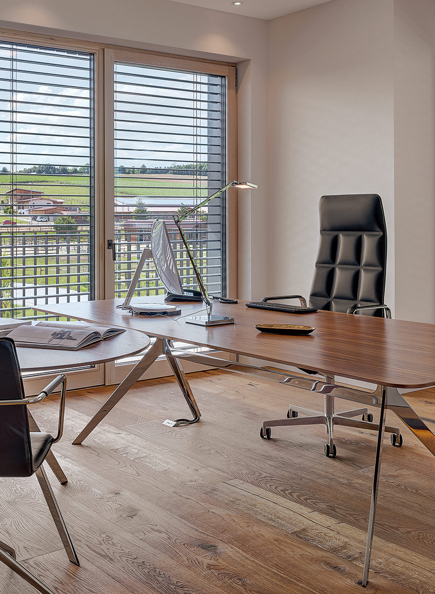 Büro der Geschäftsleitung mit Lederstuhl und modernem Schreibtisch