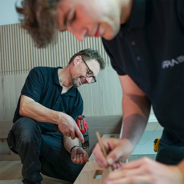 Appia-Mitarbeiter bei der Möbelmontage