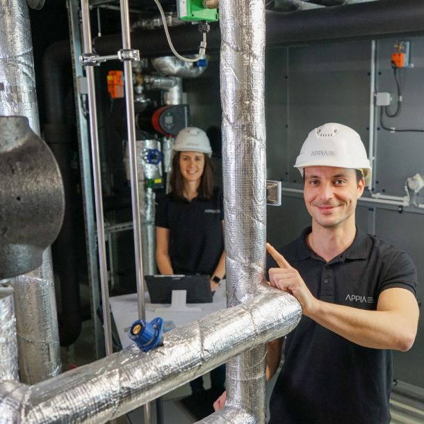 Appia-Mitarbeiter überprüft Technische Gebäudeausrüstung