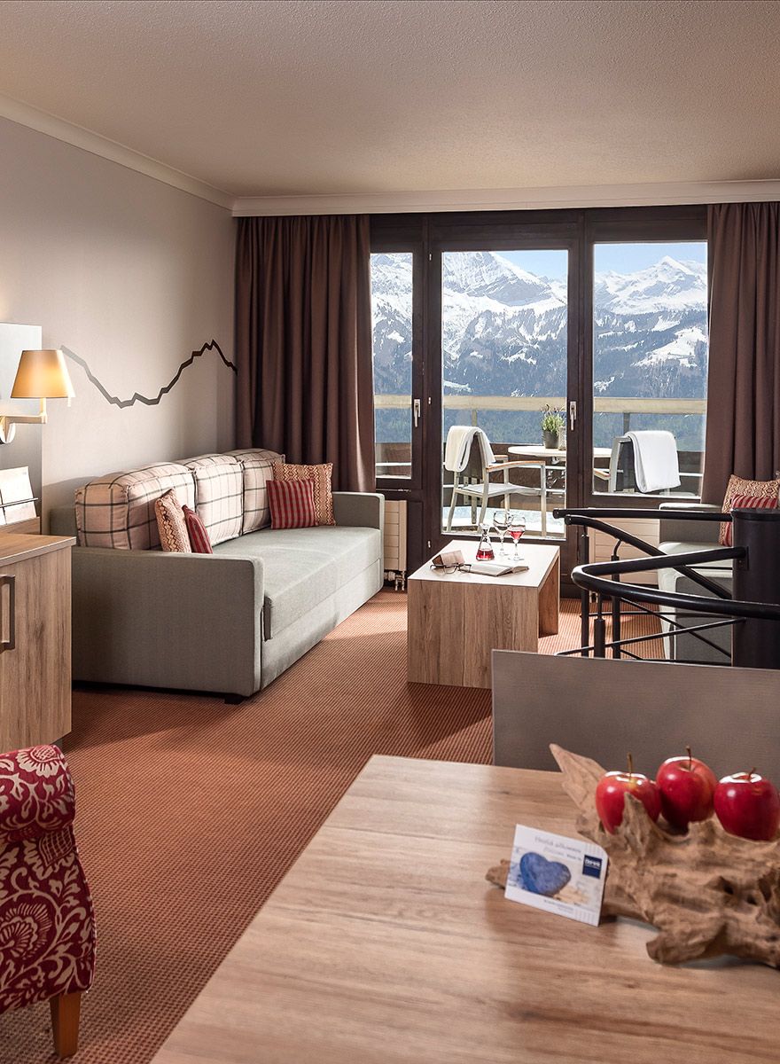 Ausschnitt aus einem Hotelzimmer mit alpiner Wandgestaltung