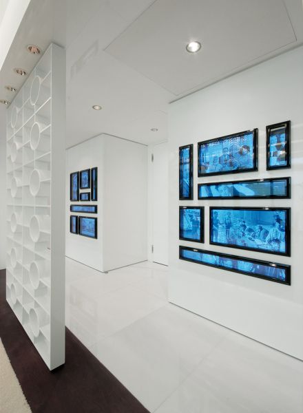Bildergalerie im Flur mit hellem weißem Raumkonzept 