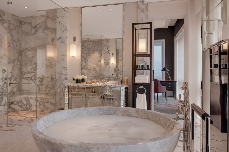 Runde Marmor-Badewanne in dazu passendem Design der gesamten Badezimmer-Ausstattung der Suite