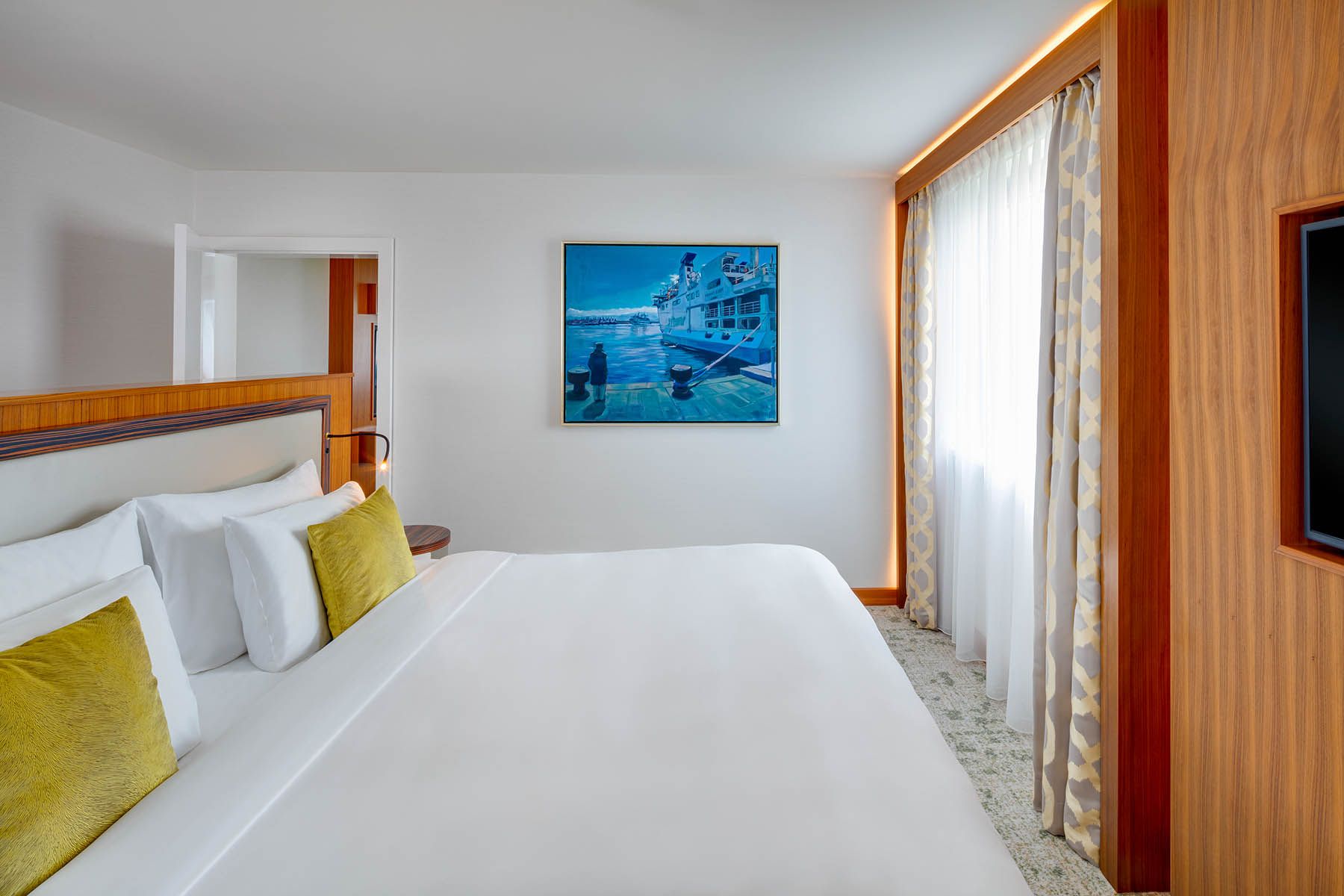 Hotel-Suite mit Doppelbett und TV